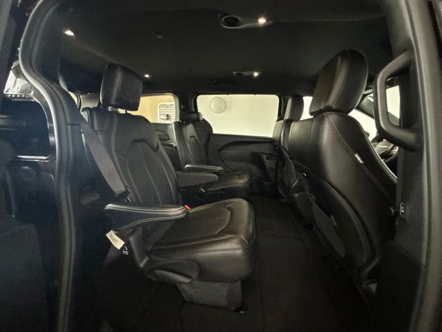 Used 2025 Chrysler Pacifica Van