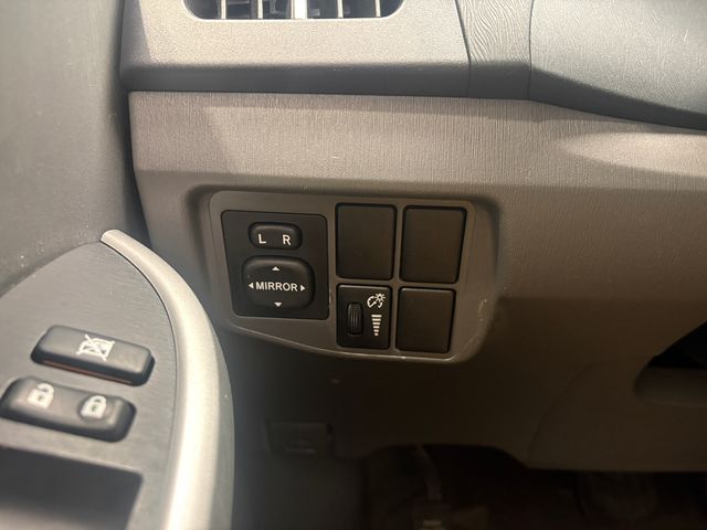 Used 2010  Toyota I image 13