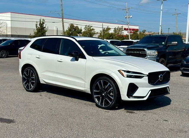 2023 Volvo XC60 B5 Ultimate Dark Theme