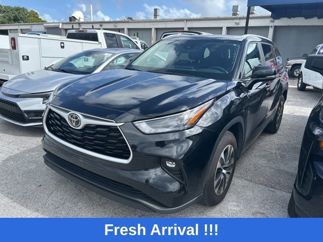 Midnight Black Metallic 2024 Toyota Highlander XLE FWD SUV / Crossover Front-Wheel Drive 8-Speed Automatic
