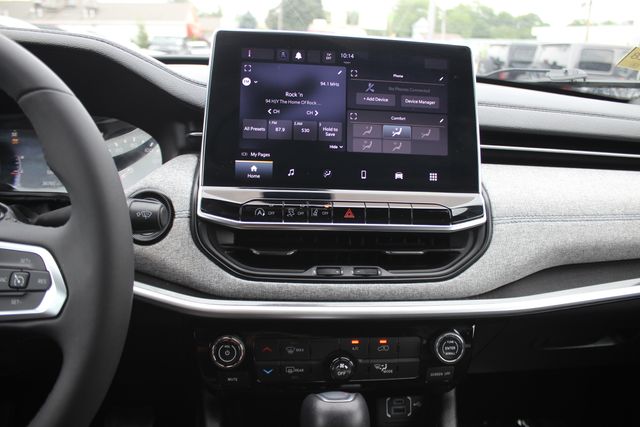 Used 2024 White Jeep Latitude image 4