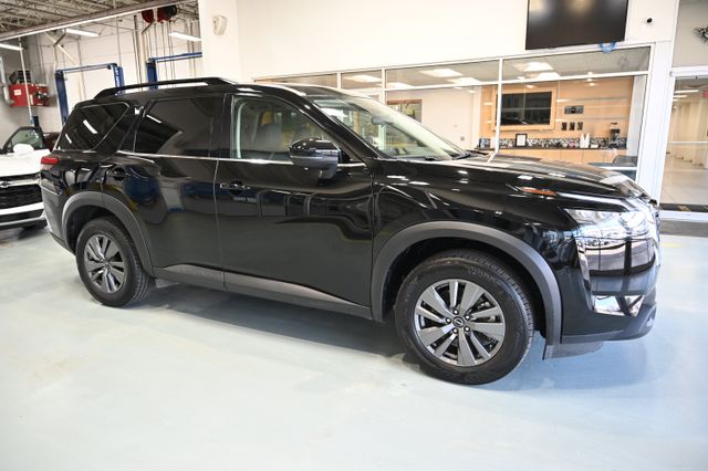 View vehicle photo 4