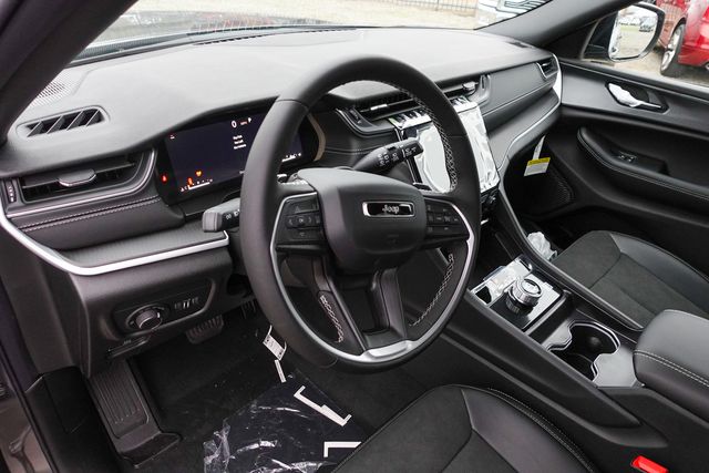 new 2025 Jeep Grand Cherokee car, priced at $40,720