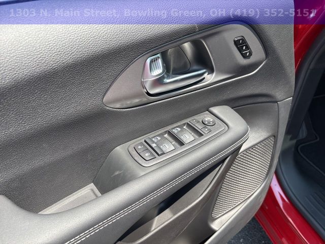 New 2025 Chrysler Pacifica Select 4D Passenger Van