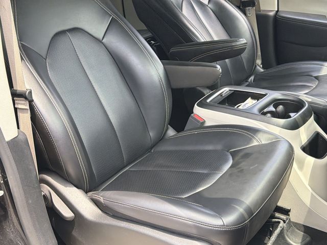 Used 2023 Black Chrysler Touring L image 31