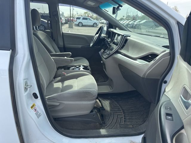 2015 White Toyota Sienna LE FWD Van