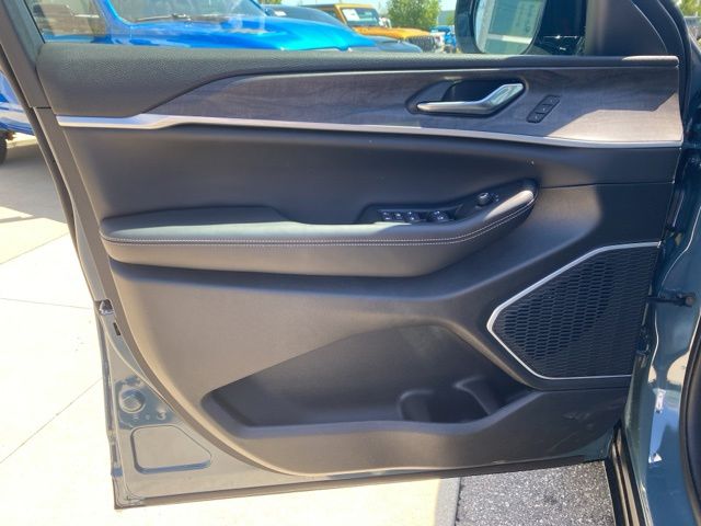 2026 Jeep Grand Cherokee Limited - Steel Blue exterior view 9
