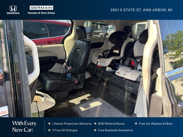 Used 2019 Brilliant Black Crystal Pearlcoat Chrysler Limited image 16
