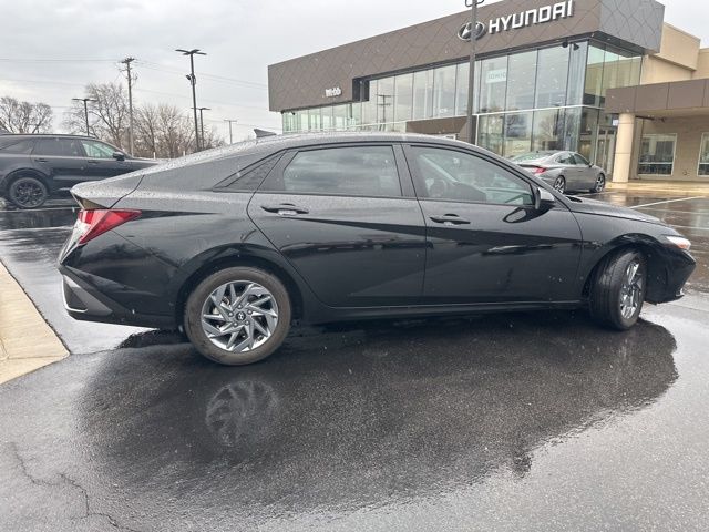 Used 2024 Black Hyundai SEL image 25