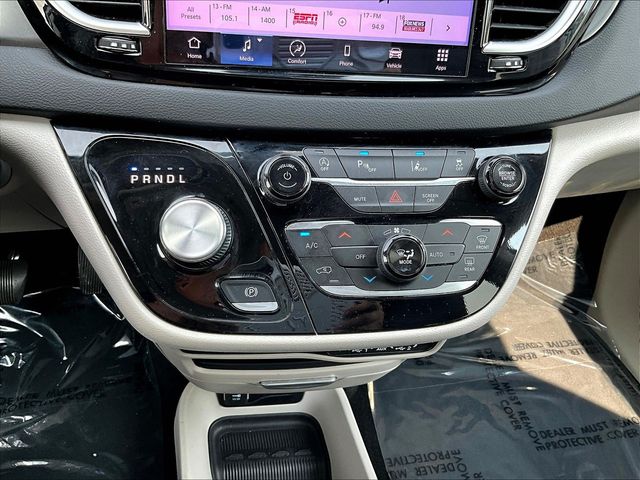 Used 2024 Chrysler Pacifica Van
