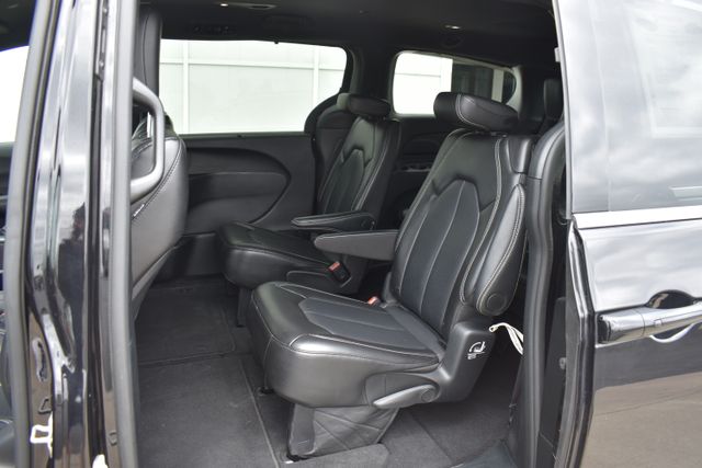 Used 2025 Chrysler Pacifica Van