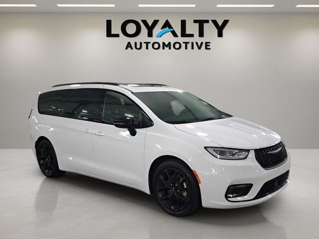 Used 2025 Chrysler Pacifica Van