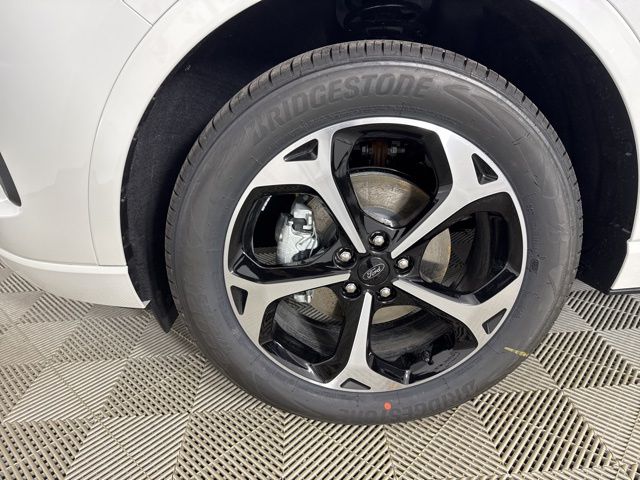 2025 Star White Metallic Tri-Coat Ford Escape ST-Line Elite AWD SUV