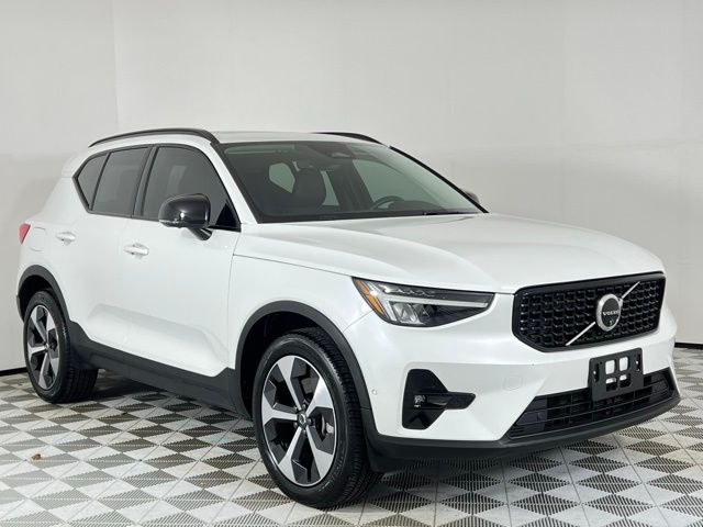 2024 Volvo XC40 B5 Plus Dark Theme AWD
