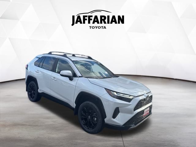 2025 Toyota RAV4 SE's photo