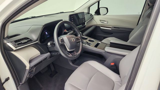 2021 Toyota Sienna XLE White at Community Toyota