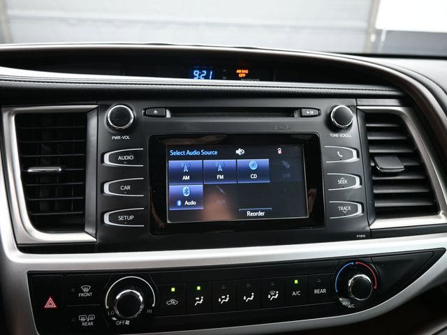 2019 Toyota Highlander LE photo