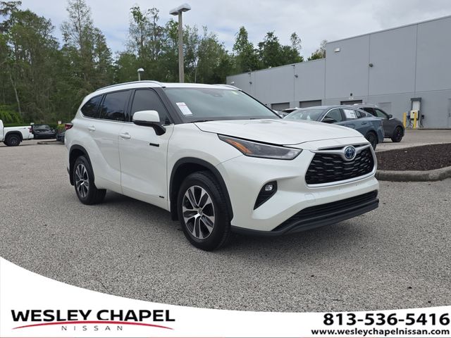 White (Blizzard Pearl) 2021 Toyota Highlander Hybrid XLE AWD SUV / Crossover All-Wheel Drive Continuously Variable Transmission