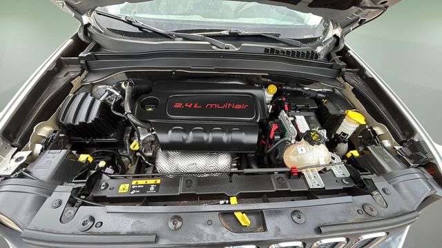 Used 2015 Silver Jeep Latitude image 31