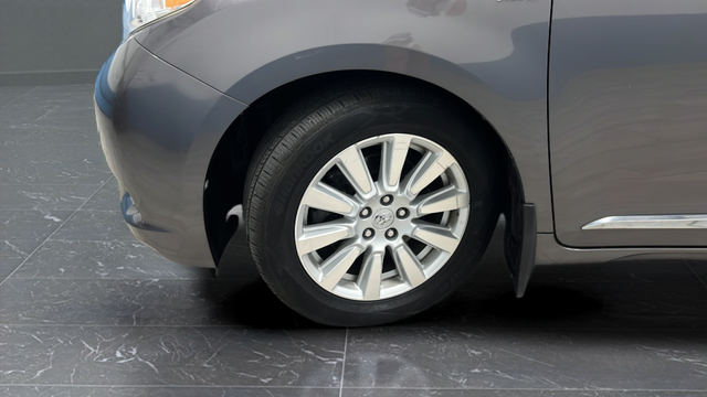 Used 2017 Predawn Gray Mica Toyota XLE image 33