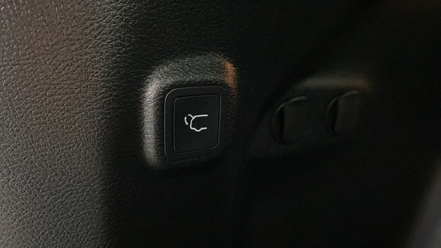Used 2023 Diamond Black Crystal Pearlcoat Jeep Altitude image 38