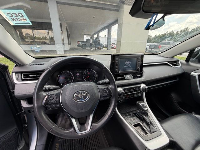Used 2020 Silver Toyota XLE Premium image 10