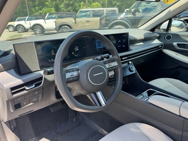 Used 2025 White Hyundai SEL image 24