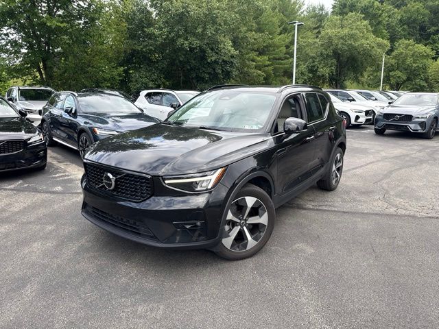 2023 Volvo XC40 B5 Plus Dark Theme