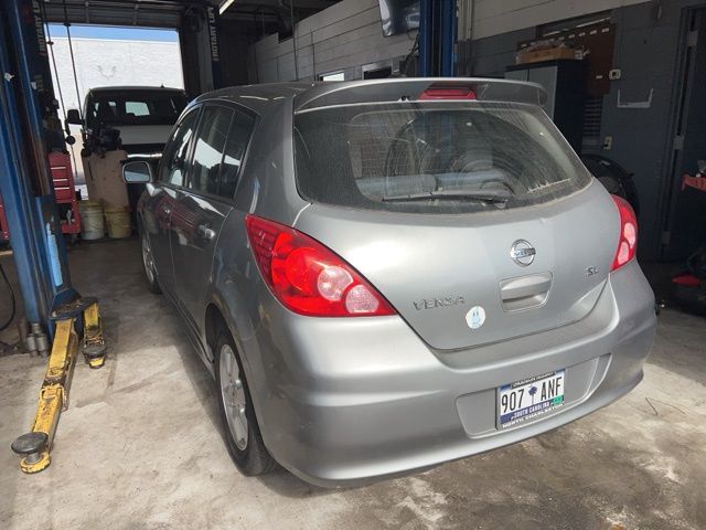 2011 Nissan Versa 1.8 SL 6