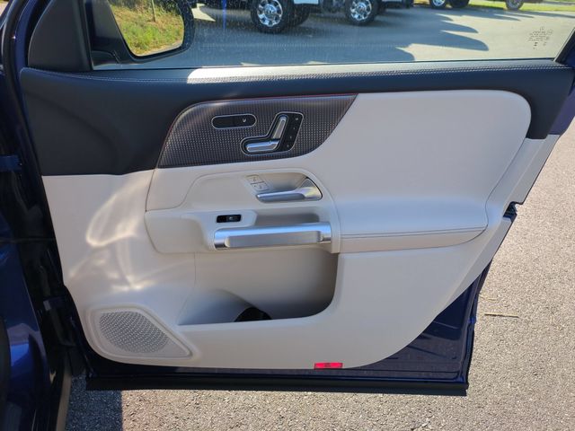 Used 2023  Mercedes-Benz GLB 250 image 33
