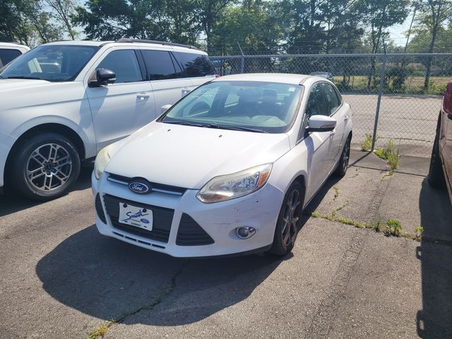 Oxford White 2013 Ford Focus SE Sedan Front-Wheel Drive 6-Speed Automatic