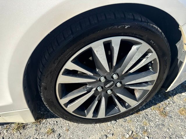 Used 2017 White Lincoln Reserve image 11