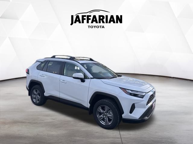 2025 Toyota RAV4 XLE's photo