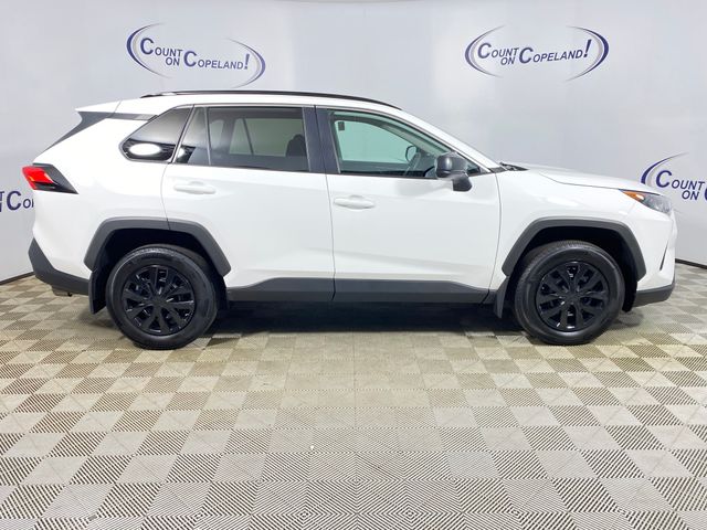 2021 Toyota RAV4 LE photo