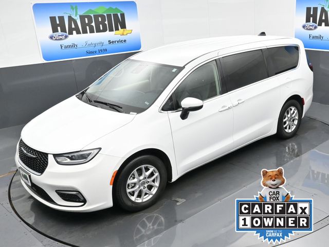 2023 Chrysler Pacifica Touring L photo