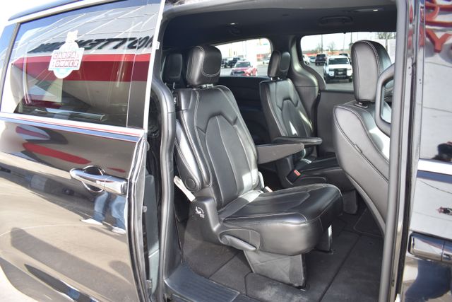 Used 2025 Chrysler Pacifica Van