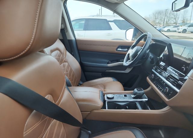 View vehicle photo 4