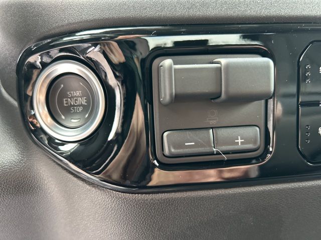 2025 Chevrolet Silverado 1500 LT photo
