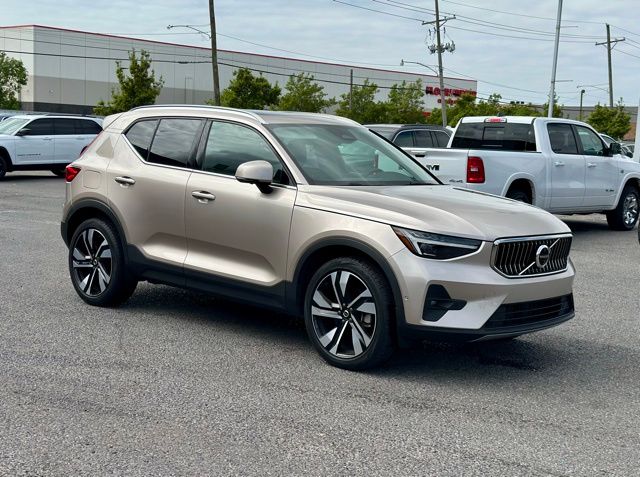 2024 Volvo XC40 B5 Plus Bright Theme