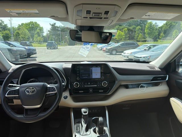 2022 Toyota Highlander XLE Off-white at Carlisle Cadillac Buick GMC