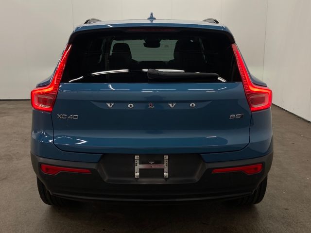 2023 Volvo XC40 B5 Plus Dark Theme