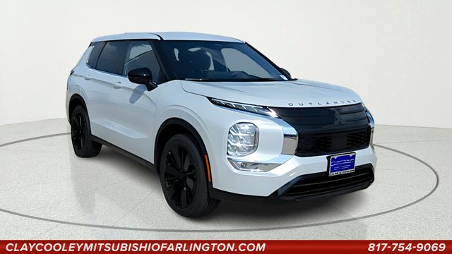 2026 Mitsubishi Outlander LE FWD's photo