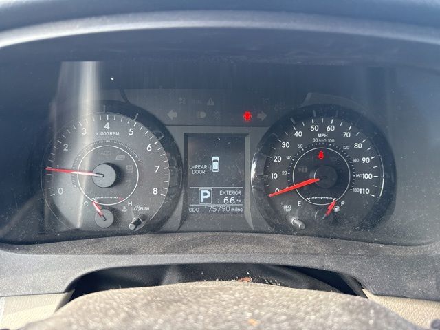 2015 White Toyota Sienna LE FWD Van