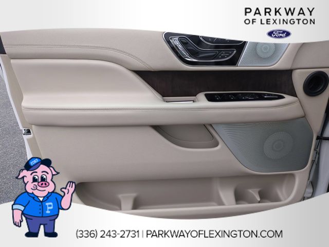 Used 2019 White Lincoln Reserve image 12