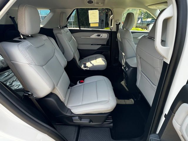 2025 Ford Explorer Active photo