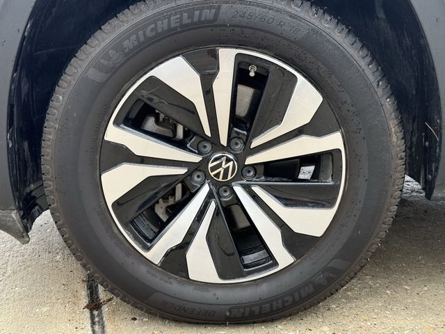 2024 Volkswagen Atlas 2.0T SE White at DeMontrond Ford