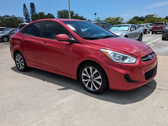 2017 Hyundai Accent Rojo (Red Metallic) Sedán Tracción delantera 6 velocidades Automática