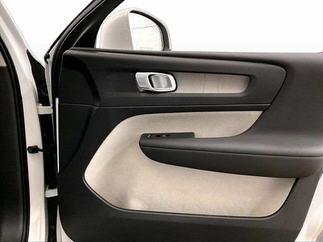 2021 Volvo XC40 T5 Inscription White at Sutliff Volkswagen