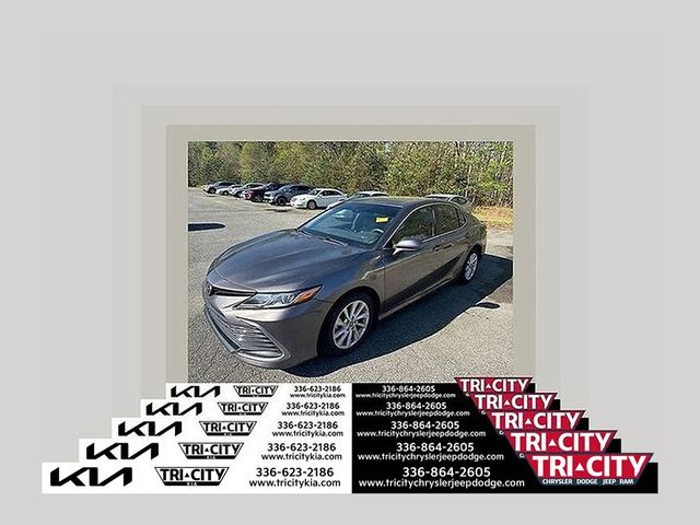 2022 Toyota Camry LE FWD Gris (Predawn Gray Mica) Sedán Tracción delantera 8 velocidades Automática