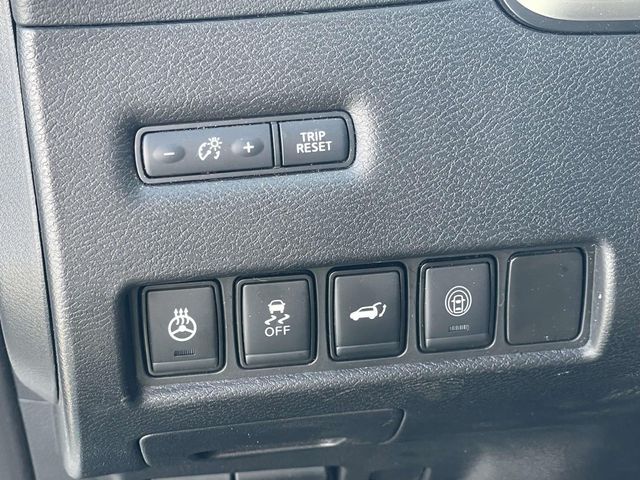 Used 2020 White Nissan Platinum image 19